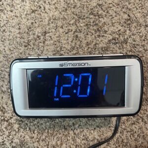 Emerson CKS9031 Smart Set Dual Alarm Clock AM/FM Radio *Tested and Works*